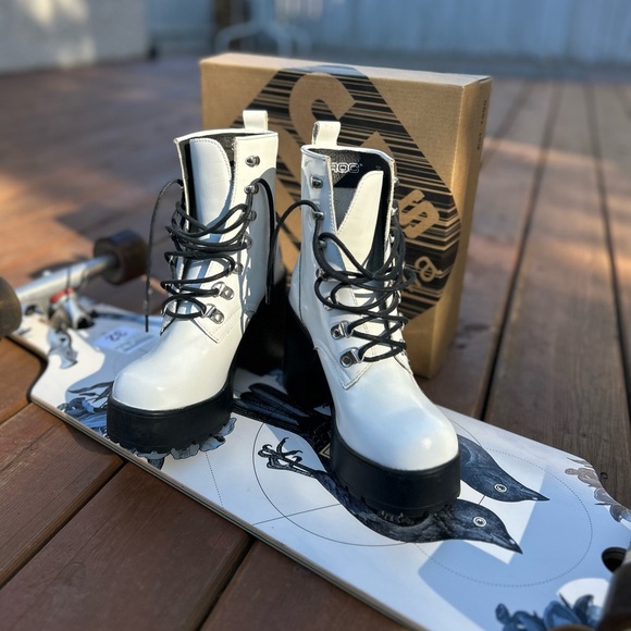 Brandnew ROC white platform boots. - Picture 4 of 10